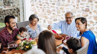 famille mangeant à une table de dîner